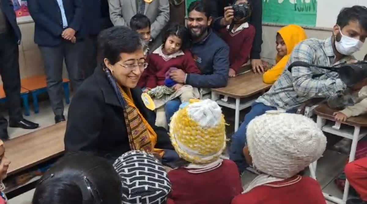 दिल्ली के कालकाजी स्थित सर्वोदय विद्यालय पहुंचीं सीएम आतिशी, लिया फीडबैक